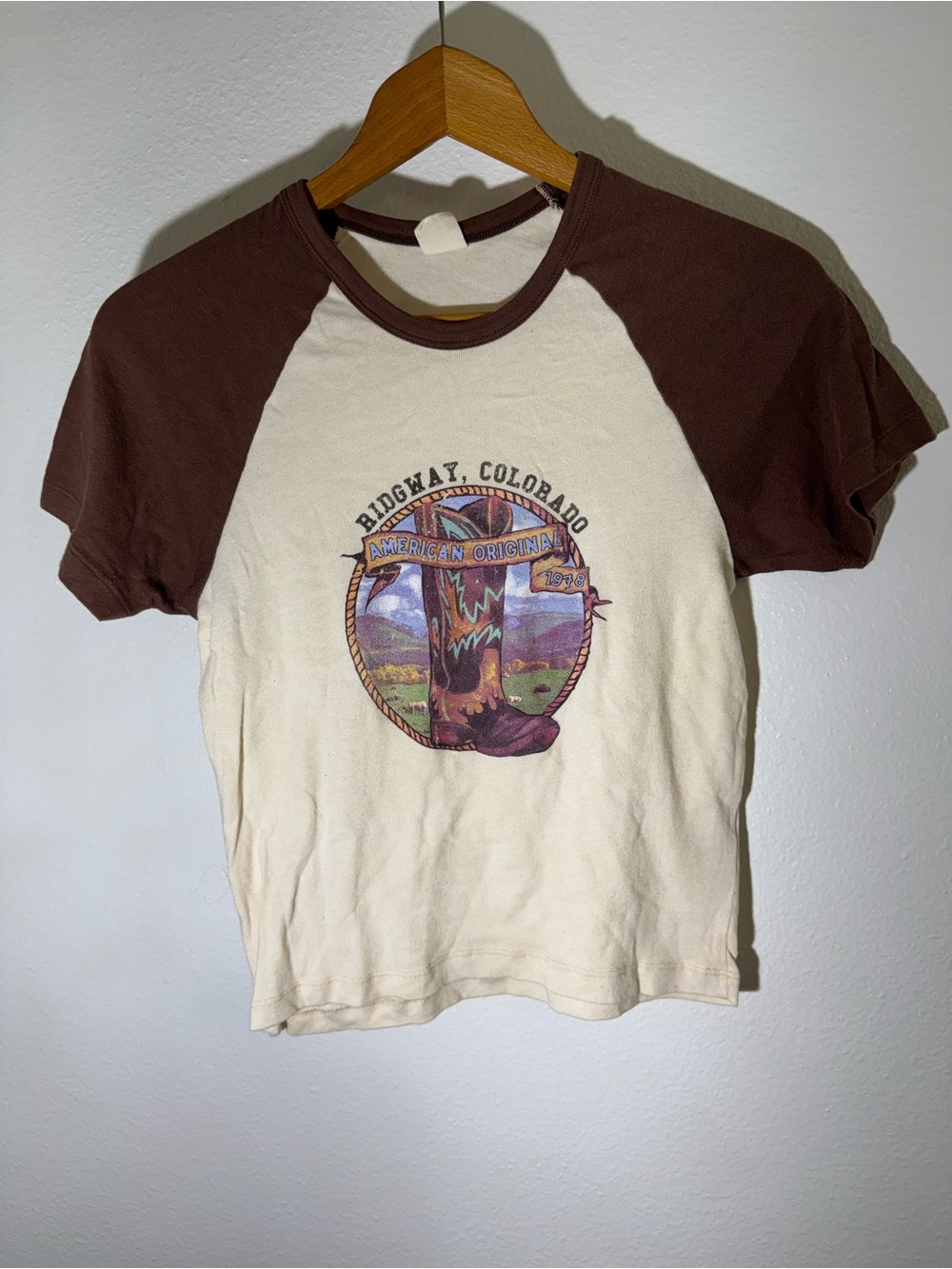 Urban Outfitters Women’s Two-Tone Raglan Tee in Cream and Brown